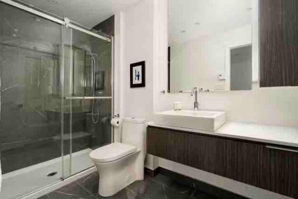 Mind Blowing City View - 2 Beds - Pool & Spa - Downtown มอนทรีอัล ภายนอก รูปภาพ