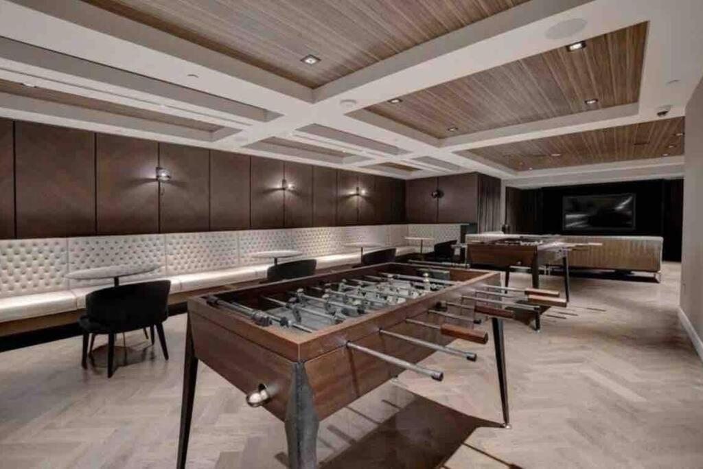 Mind Blowing City View - 2 Beds - Pool & Spa - Downtown มอนทรีอัล ภายนอก รูปภาพ